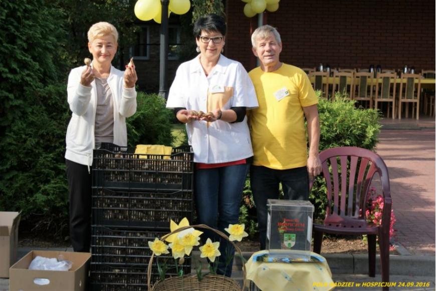 Pani dyrektor Anna Kwiatek, wolontariuszka Magdalena  i Pan Lesław zachęcają do pozyskania cebulek żonkili
