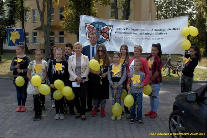 Pani dyrektor Anna Kwiatek, wójt gminy Lubrza Ryszard Skonieczek wraz z uczniami Zespołu Szkół Samorządowych w Lubrzy.
